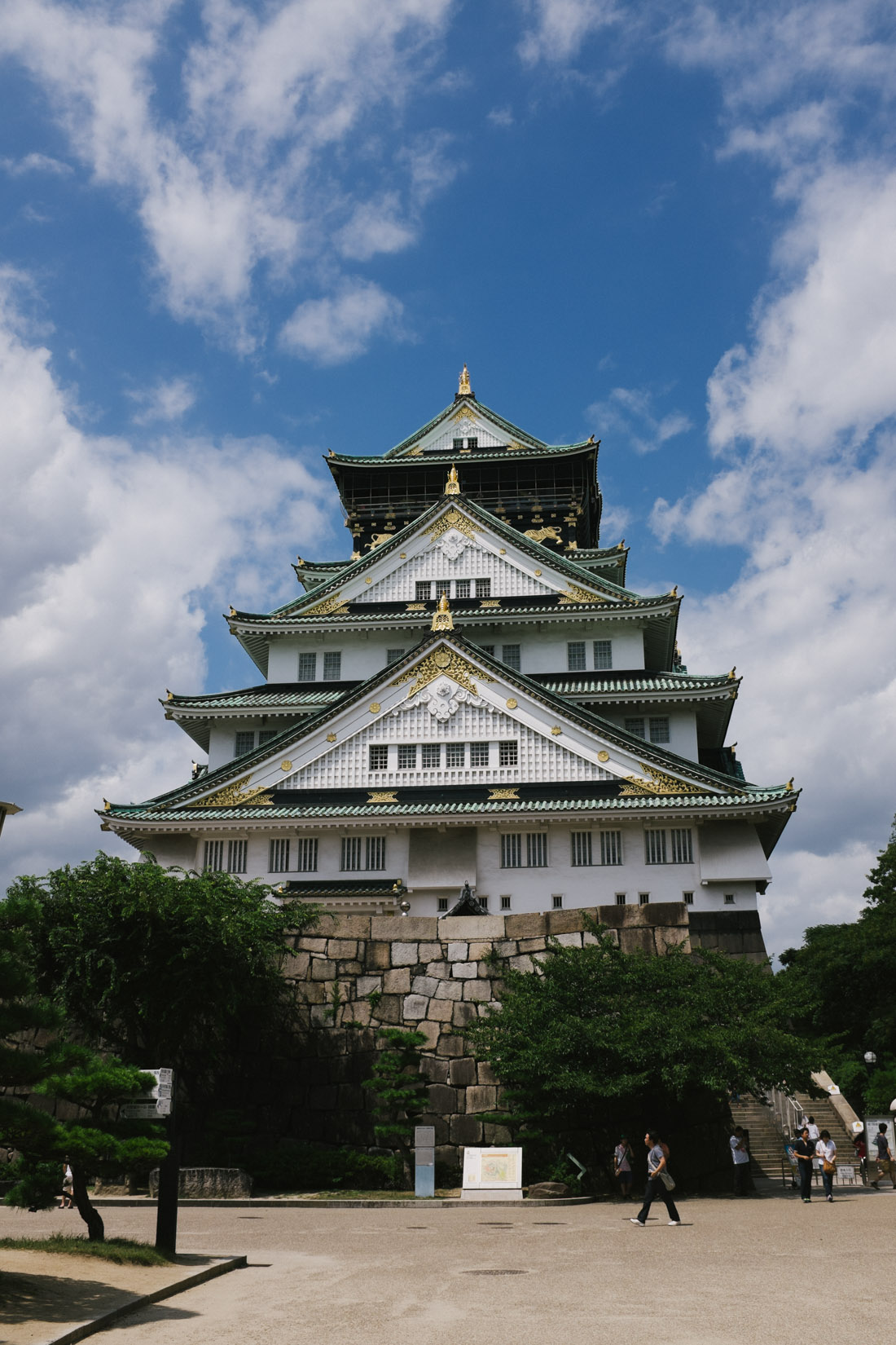 Osaka-jo in all its greatness and beauty. This is one of the most important castles in Japan, playing a major role in the unification of the country in the sixteenth century.